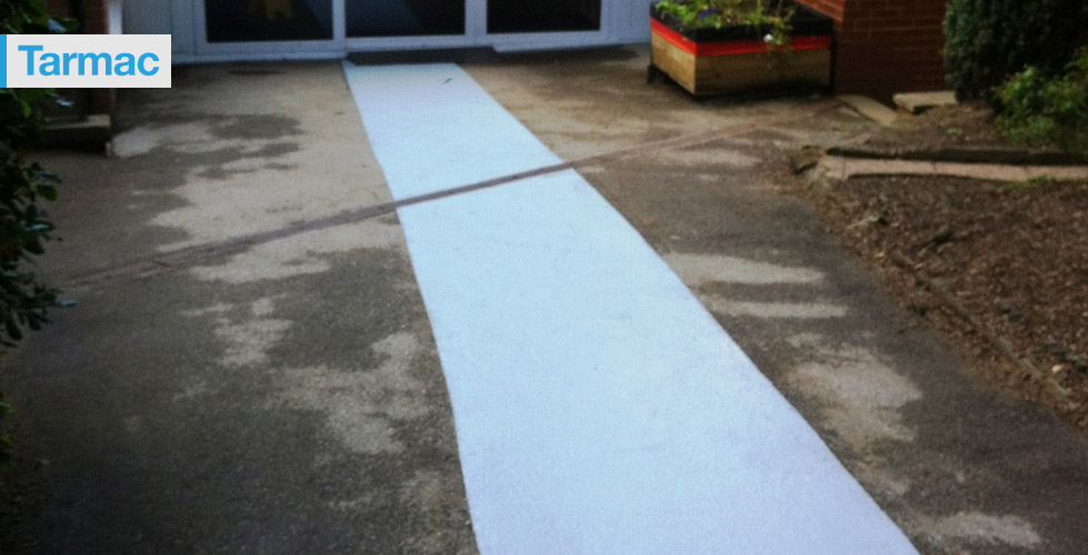 Non-slip & anti-slip flooring treatment for Tarmac Non-slip & anti-slip flooring treatment for Tarmac